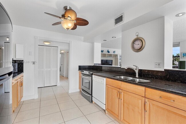 Building Photo - 1000 Parkview Dr