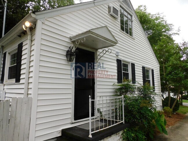 Building Photo - Irving Park Cottage 3BR/1.5BA w/1-Car Gara...