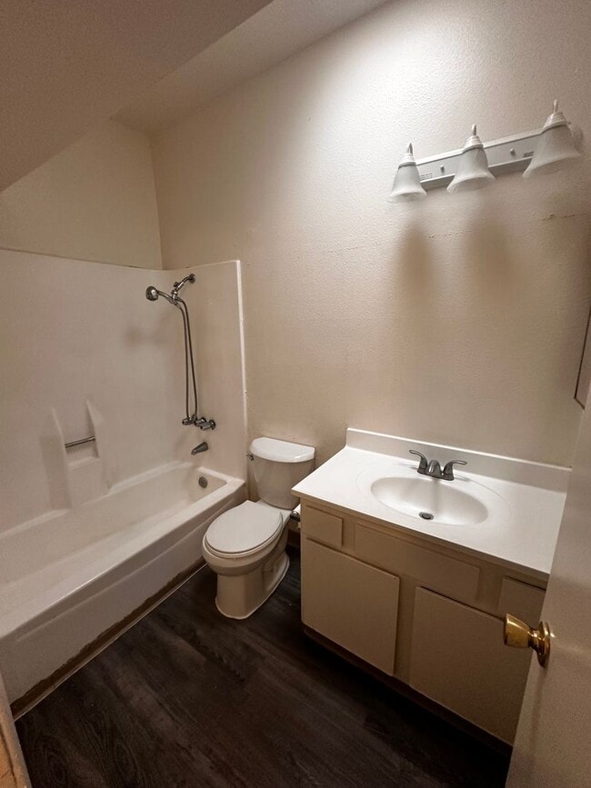 Building Photo - 2 bed 1.5 bath Apartment for rent