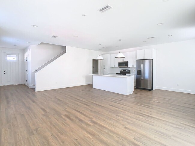 Building Photo - Brand New Constructed Townhouse in South Tampa - Available October 2024