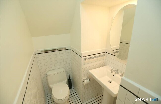 Building Photo - 392 Orange St