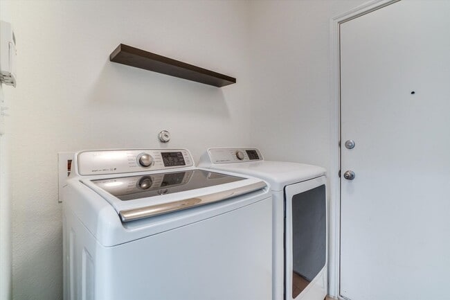 Building Photo - 5637 Sacco St