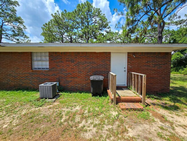 Building Photo - 2 bedroom 1 bath available for rent ~ trash and lawn care included!