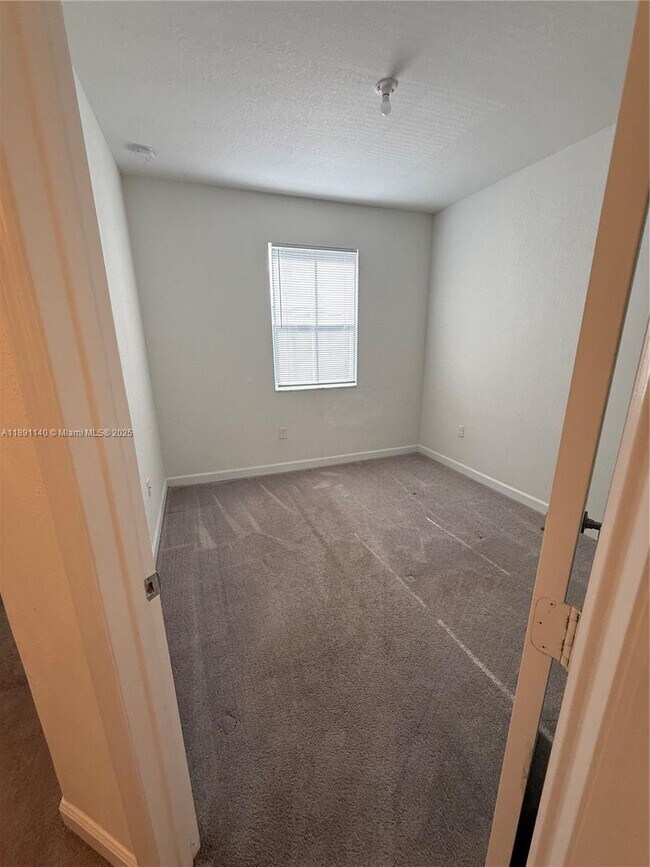 Building Photo - 1021 SE 27th Terrace