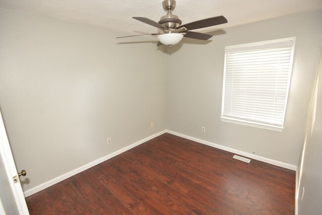 Building Photo - 3 Bedroom Townhome in Kempsville Lakes