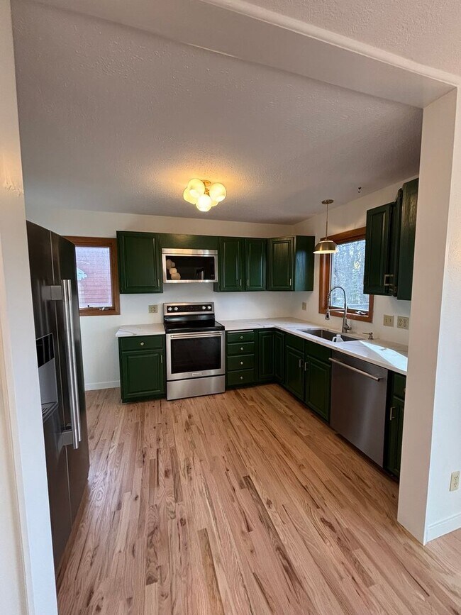 Building Photo - 5 BED | 3 BATH | CARPORT | WEST RAPID