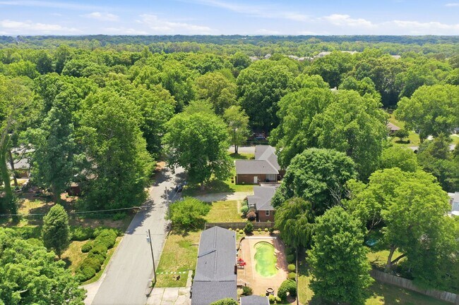 Building Photo - Beautifully Updated 3BR Home in an Established Burlington Neighborhood