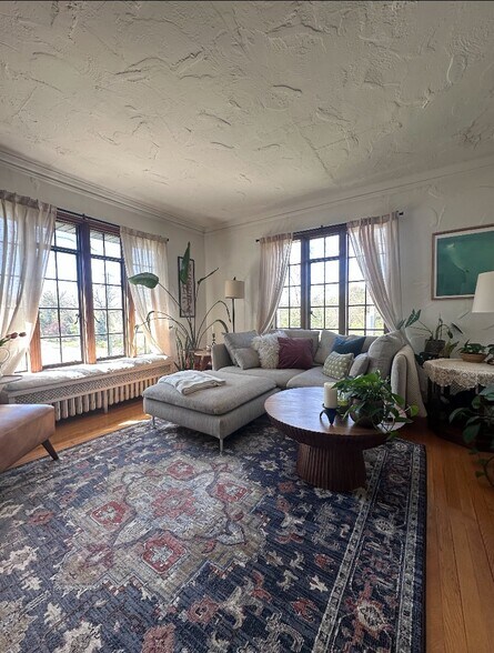 Building Photo - 555 56th St