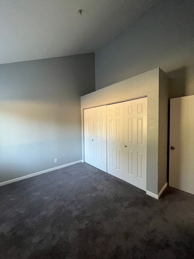 Building Photo - Rare 2 Bedroom/1.5 Bathroom Condo for Rent...