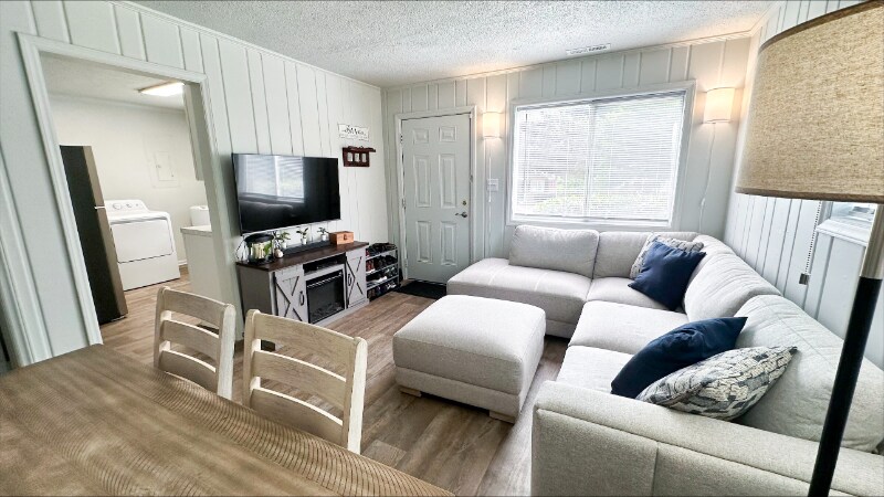 Building Photo - 2560 La Deara Crest Ln