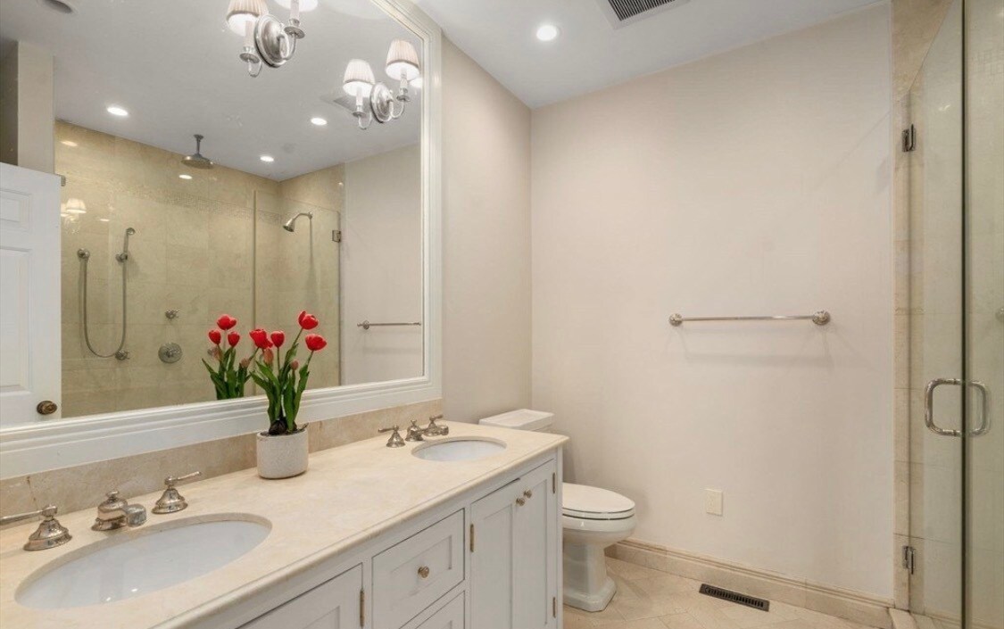 Building Photo - 123 Charles St