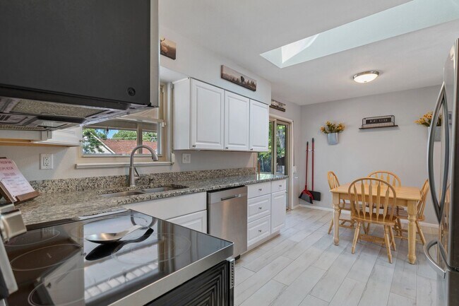 Building Photo - 4 Bed 2 Bath Near Fort Carson!