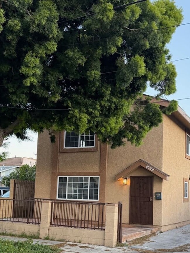Building Photo - Remodeled Duplex close to the beach