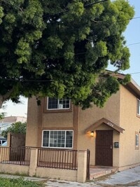 Building Photo - Remodeled Duplex close to the beach
