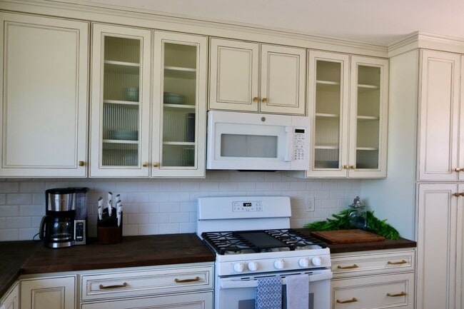 Building Photo - NEWLY Designed & Furnished Modern Farmhous...