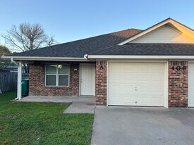 Building Photo - 409 Topeka Ct