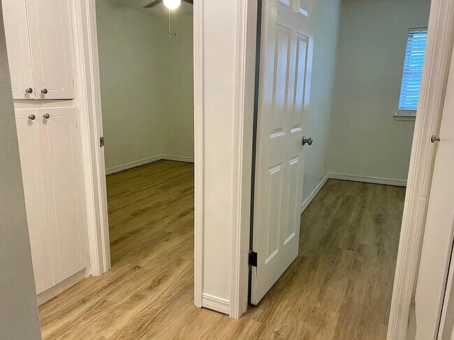 Building Photo - 829 Drake Dr