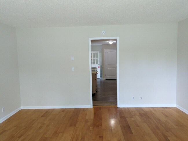 Building Photo - 7266 Valley Ln