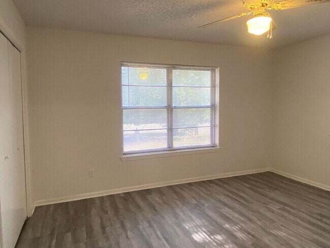 Building Photo - 3 BEDROOM, NEAR BELTON HIGH SCHOOL