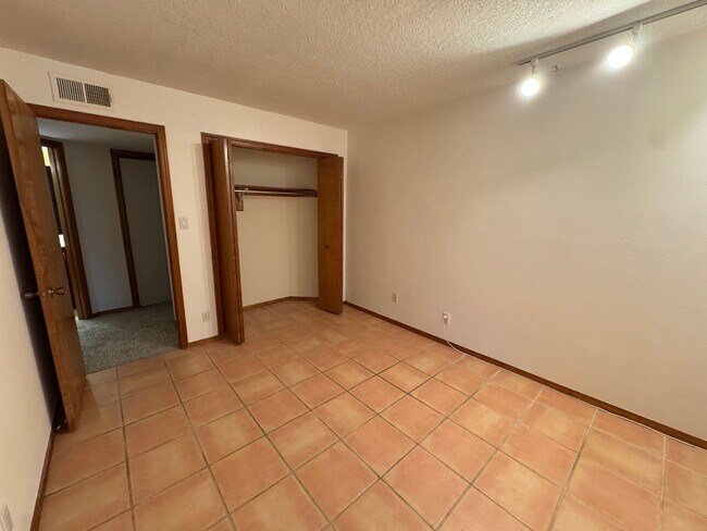 Building Photo - Foothills Hideaway