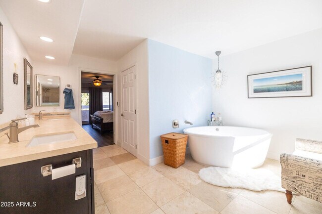 Building Photo - 5442 S Hurricane Ct