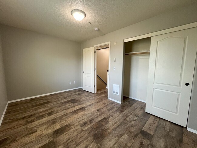 Building Photo - Bright 2-Bedroom Condo with Laminate Floor...