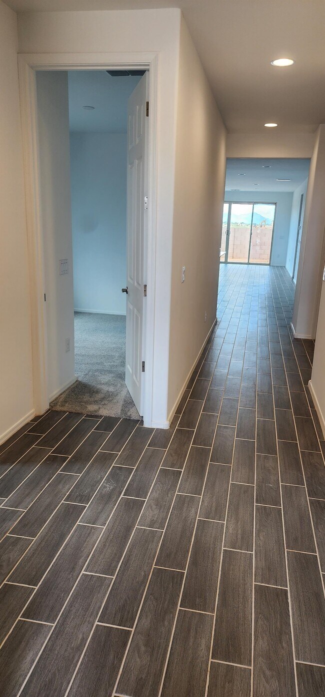 Building Photo - 7822 S Wolf Creek Dr