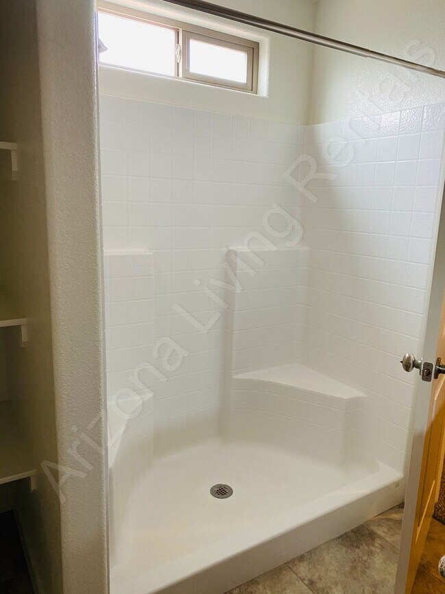 Building Photo - BEAUTIFUL 3 BEDROOM 2 CAR GARAGE HOME