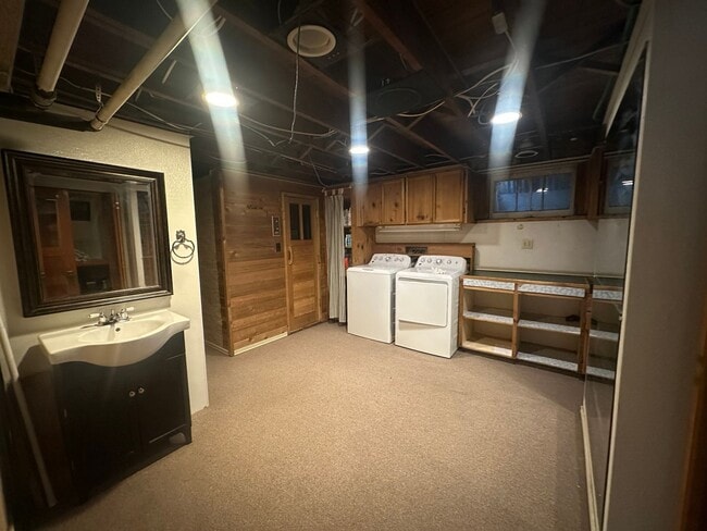 Building Photo - 5 Bed 3 Bath Home-Heat Included/Pets Allowed