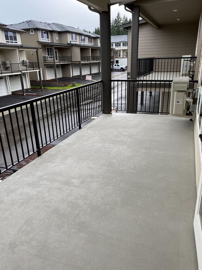 Building Photo - Modern 3 Bedroom, 3 Bath Townhome with 2-C...
