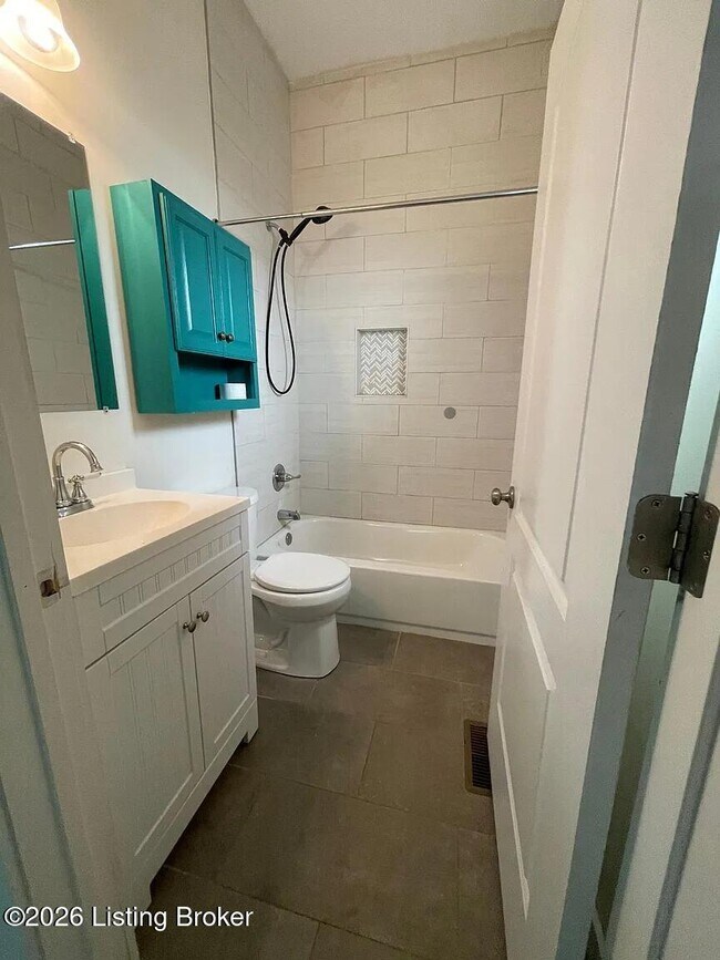 Building Photo - 521 E Ormsby Ave