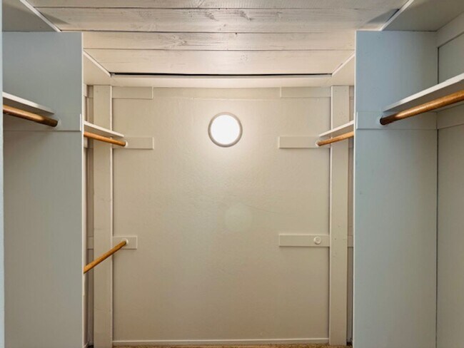 Building Photo - Spacious Two story 2 bedroom, 2 bath Condo. Move-In ready!!