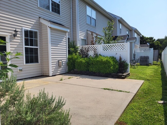 Building Photo - 3 bedroom townhouse in Waterside Crossing