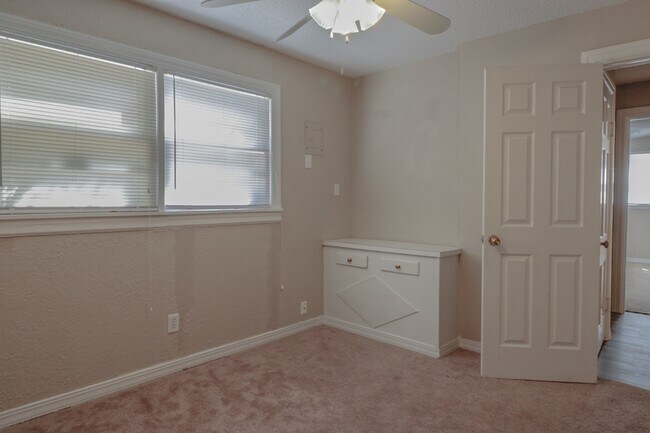 Building Photo - 2305 27th St