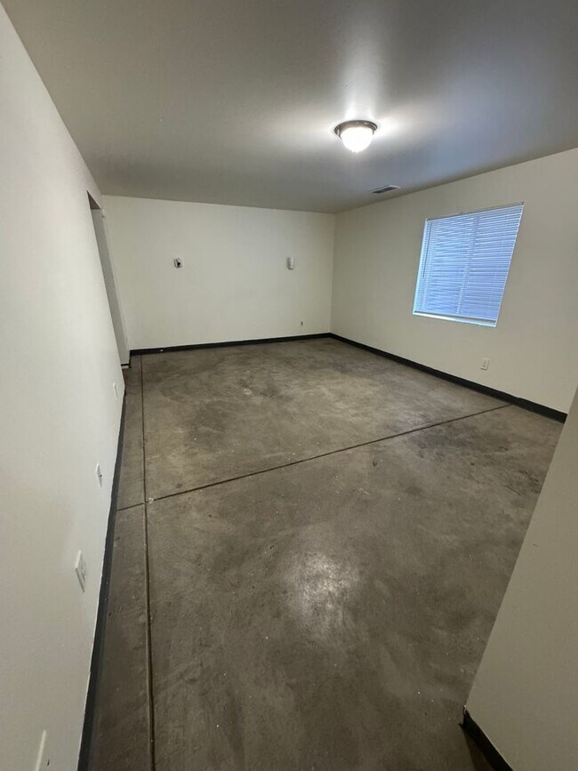 Building Photo - Beautiful 4 bedroom house avail 6/12