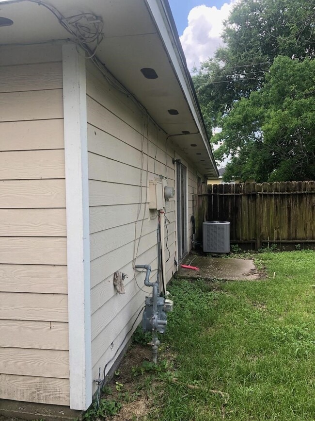 Building Photo - 10009 Rosbrook Dr