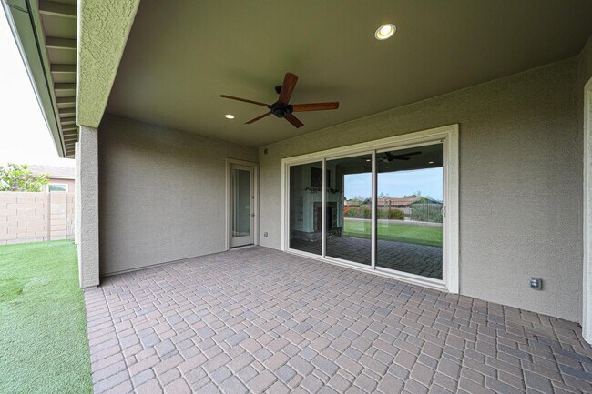 Building Photo - 1424 E Pedro Rd