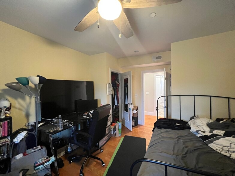 Building Photo - 118 Holland St