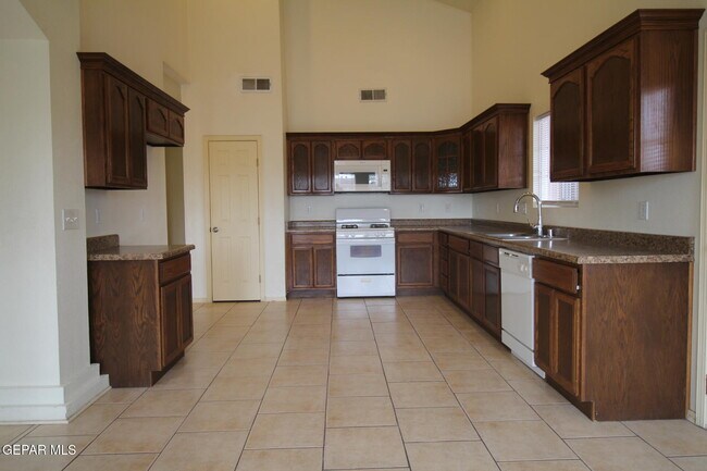 Building Photo - 456 Passmore Rd