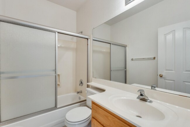 Building Photo - AVAILABLE NOW: Gorgeous 3 Bedroom 2 Bathro...