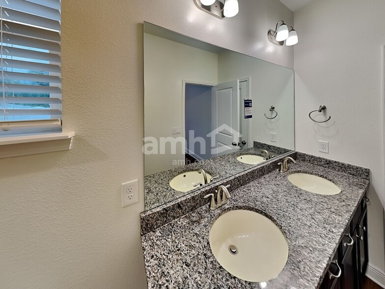 Building Photo - 1372 Celery Ave