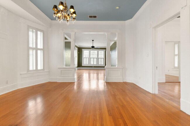 Building Photo - 1122 W Summit Ave.