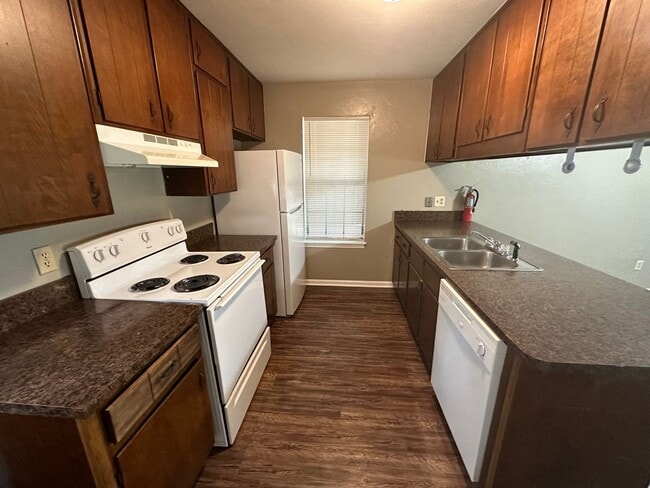 Building Photo - NE Tallahassee Melody Hills unit avail now!