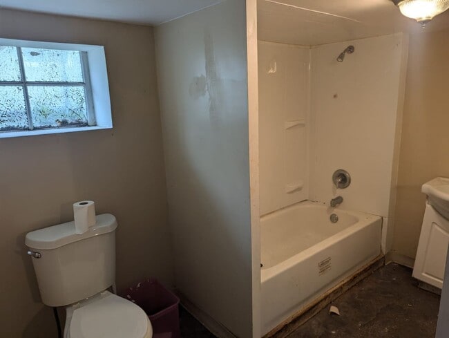 Building Photo - 310 E Vine St