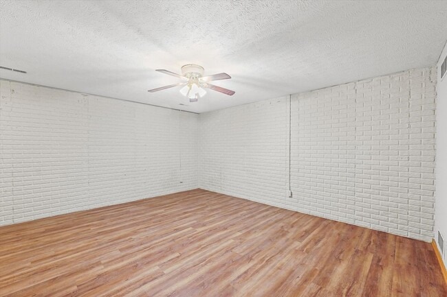 Building Photo - Modern Comfort & Space