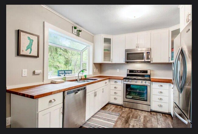 Kitchen and Bay window - 13713 Wye Lake Blvd SW