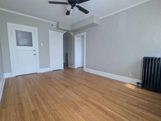 Building Photo - Move-In Special! Freshly Updated Southampt...