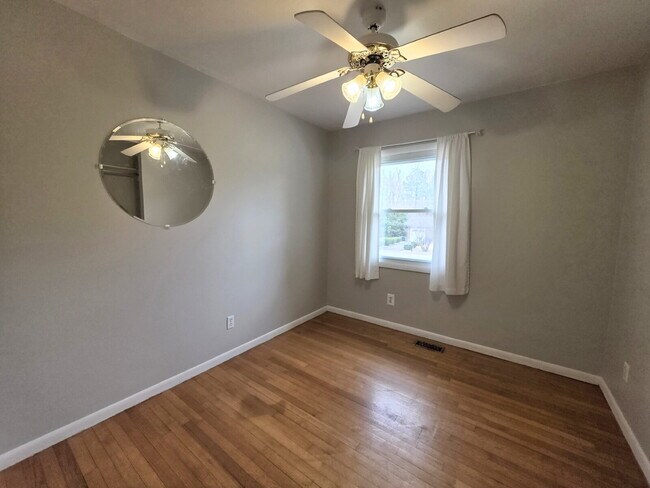 Building Photo - "Charming 3-Bed Oasis with Granite Touches in Fayetteville – 1600 Sq Ft of Comfort!"