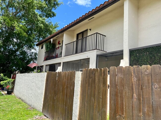 Building Photo - 10623 Royal Palm Blvd