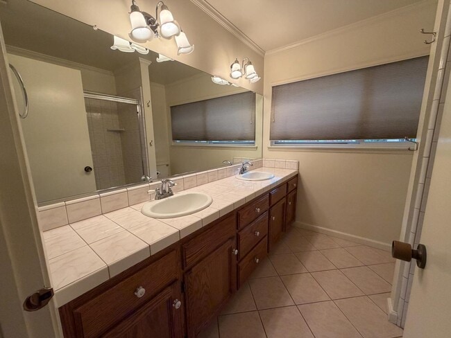 Building Photo - 1428 W Calimyrna Ave